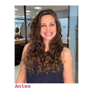 Paula Possani Instagram - Quem aí gosta de um Antes e Depois?
Vida de atriz é assim: vc tá lá de boa com seu cabelo naturalzão, aí chega uma nova personagem e plim! ✨ Transformação! 
Quem fez essa magia acontecer foi a talentosa @paulaclimaco !
#cinemanacional @tvzerocinema #amomeutrabalho
