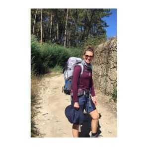 Paula Possani Instagram - #tbt de qdo fiz o caminho de Santiago de Compostela com meu pai. Chegar caminhando, sair caminhando, dormir e acordar para caminhar. Tanta coisa bonita pelo caminho, tantos aprendizados. Viver com pouco, só com o que vc pode carregar. Um passo depois do outro. E outro. E outro……….. Uma das grandes experiências que trago na memória! ❤️ #caminhodesantiago #santiagodecompostela #vidanomade #trilha #trilheirasdobrasil #trilheiras #caminho