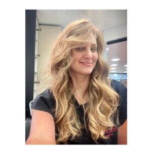 Paula Possani Instagram - Quem aí gosta de um Antes e Depois?
Vida de atriz é assim: vc tá lá de boa com seu cabelo naturalzão, aí chega uma nova personagem e plim! ✨ Transformação! 
Quem fez essa magia acontecer foi a talentosa @paulaclimaco !
#cinemanacional @tvzerocinema #amomeutrabalho