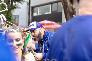 Paula Possani Instagram - Começou! 🎉
Domingo teve o pré carnaval da @charangadofranca 💙 Tava com saudades desse momento mágico de ver a rua tomada de gente colorida, brilhante e dançante! O riso de criança nas fotos dispensa explicações! Tocar juntos é uma baita onda! Bora que ainda tem muito mais! Lembrando que o respeito pelo bloco, pelas minas e por todas as pessoas q estiverem trabalhando ou se divertindo no rolê é o mais importante de tudo. Cuidado com o espaço público tbm. A rua é de todos e o carnaval um exercício de convivência e coletividade que exige educação e respeito. No mais é alegria a nossa maior subversão! 🎊
.
As fotos são da @tais_maria_couto e do @pedrosauloab 
(as da Tais tem assinatura na própria foto 😉)
