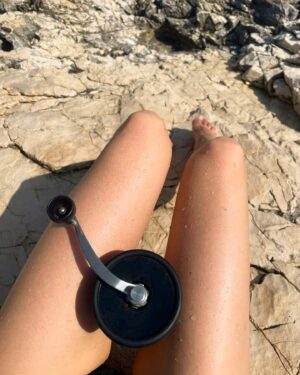 Paula Schramm Instagram - Hallo kleine Mühle, wie gehts dir denn so? 
Hoffe, dir ist nicht zu langweilig allein im Bus, wo du jetzt Winterschlaf hältst. 
Hier ein Urlaubsbild von uns beiden. 
Vermiss dich, deine Paula❤️