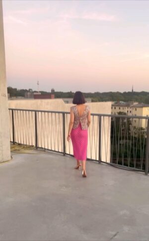 Paula Schramm Instagram - So manch einer schmunzelt da gerne über mich, aber für mich ist der Fernsehturm alles. Kindheit und Erwachsensein, Osten und vereintes Berlin. 
Und wenn unten in der Stadt alles zu viel ist, dann muss ich dringend hoch in den Bauch von dem süßen Riesen, denn da scheint plötzlich vieles nicht so wichtig und klein. 
Kein anderes Gebäude ist mehr Heimat für mich.

Danke @one.two.free_skincare für diesen Ausblick 🤍
@hell.karrer @idasimpressions