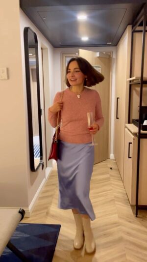 Paula Schramm Instagram - Das halbe leben nicht zu Hause.
Hab Menschen vermisst, mich nach Einsamkeit gesehnt.
Hab mich gefürchtet vor der Ruhe und hab die Stille genossen.
Vermisst und geweint, gelacht und Text gelernt, gesungen und Castings gemacht. 
Ob mich mein Zimmernachbar dabei hört? Was die anderen wohl denken? Egal! 
Hab mich vom lärm der Stadt erholt und durchgeatmet.
Stand vor falschen Zimmernummern und bin im Halbschlaf Aufzug gefahren
Alle Mahlzeiten im Bett gegessen, den ganzen Tag das Zimmer nicht verlassen und allein Pilates gemacht. 

Gebadet, gerannt, manchmal vor mir, manchmal vor dem leben.
Wenn das Hotelzimmer zu mir sprechen könnte, würde es sagen: Alles wird gut Paula! Du darfst
hier sein.
Dann atme ich durch und komme an.

Thanks @doubletreebyhiltonberlin für das neue Wohnzimmer in der großen, lauten und schönsten Stadt🤍