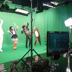 Pauline Clément Instagram - Broute 24 ⏰
C’est un peu comme Broute, mais en plus long 
C’est 8 épisodes de 20 minutes 
C’est une série Canal   
Et ca sort le 29 Avril 

Vous y verrez beaucoup @bertrand_usclat,
et vous pourrez y croisez @johanncuny @moustafabenaibout et ma tête ( et plein d’autres super personnes !) 

Du coup, pour l’occasion je suis parti en nostalgie dans mon téléphone, en vrac : 
Les Yes vous aime jeune 
Des moustaches 
Une soirée chill 
Une réunion d’écriture 
Un clip chanté en japonais 
Et des muscles 

Si quelques chose te dit quelque chose dit moi quelque chose !