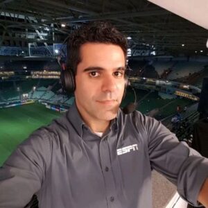 Paulo Andrade Instagram - Eu não sou bom em guardar fotos e nem gosto de textões em redes sociais, mas quero dividir com vocês o meu aniversário de 20 anos de ESPN. 
 
Quanta coisa mudou desde que aquele moleque cheio de sonhos foi notado pelo brilhante e inesquecível @ultrajano, e pisou na redação da ESPN Brasil para colocar a "cara na tela" do programa Futebol no Mundo e ser apresentado ao assinante naquela sexta-feira, 31 de outubro de 2003.

O casamento com a ESPN me permitiu crescer profissional e pessoalmente, alimentou a minha família, me trouxe amigos e irmãos, e me abriu portas inimagináveis. Vem dando certo por tanto tempo pois, sem a menor sombra de dúvida, eu sempre entreguei minha voz, alma, esforço e trabalho na mesma medida em que as oportunidades foram alcançadas. Isso se chama respeito recíproco.

Agradeço a todos os que colaboraram para o meu crescimento, no ar ou fora dele, ao longo dessas duas décadas. Sem a referência e ajuda de colegas e amigos competentes e solidários, não seria possível. 

Foi fundamental a força que sempre recebi dos meus familiares, e claro, sem a companhia, vibração e interação de vocês, fãs de esportes, nada faria sentido.

Viva a ESPN! Obrigado por tanto. Orgulho gigantesco seguir empunhando o seu microfone e honrando a sua marca e história. 

Vamos por mais! ❤️