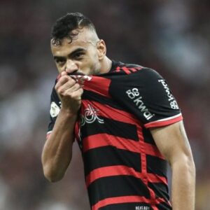 Paulo Andrade Instagram - Beijo no escudo, festa e liderança isolada! ❤️🖤

Fabrício Bruno, de cabeça, mandou para o fundo da rede e garantiu os três pontos do Mengão contra o Cruzeiro. 👏🏻

📸: @flamengo

*Contém legendas automáticas 

#Premiere #BrasileiraoNoPremiere #Flamengo #FabricioBruno