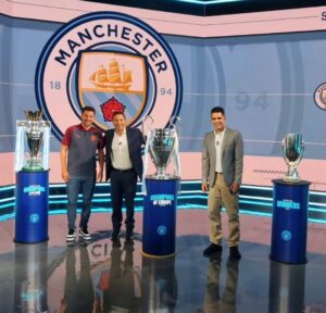 Paulo Andrade Instagram - Dia de receber no estúdio do Sportscenter, da ESPN Brasil, as 5 taças conquistadas pelo Man City na temporada passada. Todas originais, não são réplicas Tão verdadeiras como a marca desse clube que se organizou, investiu e se preparou para ficar na história do futebol mundial, nos últimos anos. 

Uma honra poder narrar boa parte desses anos de ascensão dos Citizens.

Por ordem: FA Cup, Premier League, Champions League, Supercopa UEFA e Mundial.

Muito bem acompanhado por @elanoblumer (ídolo dessa era vitoriosa do City), e @marramario.
