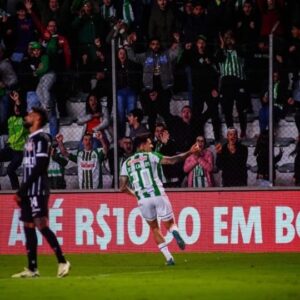 Paulo Andrade Instagram - Daí, Jean Carlos? 😲🔥

O meia do Juventude recebeu pela esquerda, arriscou de longe e marcou um GOLAÇO para o Juventude! 🎯

📸: @ecjuventude 

*Contém texto alternativo

Descrição com acessibilidade: vídeo com gol do Jean Carlos, do Juventude.

#Premiere #BrasileiraoNoPremiere #JeanCarlos #Juventude