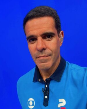 Paulo Andrade Instagram - Ontem encerrei o meu trabalho no mês das Copas. Quero agradecer a oportunidade de ter dividido tantas emoções com quem acompanhou pelo @sportv. 

Foi motivo de muita honra e responsabilidade vestir a camisa de um dos maiores grupos de comunicação do mundo em eventos tão importantes do futebol de seleções.

Já havia narrado algumas edições de Copa América, incluindo duas finais entre Brasil x Argentina (2007 e 2021), e procurei me preparar com afinco e total dedicação para levar ao ar o melhor possível, como se cada jogo fosse uma decisão. 

Depois de acompanhar 20 anos de futebol europeu, narrei a minha primeira Eurocopa, e foi legal demais, um gostinho de Copa do Mundo que eu não sentia havia alguns anos.

Foi uma maratona, mas acho que valeu a pena. O sentimento é de missão cumprida e mais um passo dado, na nova casa. 

Espero que as horas e horas de estudo, misturadas à emoção dos jogos, tenham trazido boas sensações a quem nos acompanhou por essas semanas.

Seguimos por mais, com humildade e trabalho. 

As fotos, que retratam momentos desse mês, são do craque @jordandssilva