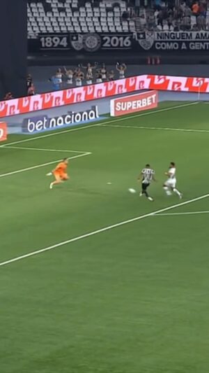 Paulo Andrade Instagram - UUUUUH! Por muito pouco Júnior Santos não abre o placar no clássico. ⚽️🔥

*Contém texto alternativo

#Brasileirao #Botafogo #Fluminense #BOTxFLU #JuniorSantos