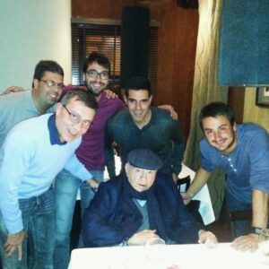 Paulo Andrade Instagram - Um #tbt histórico:

Em 2014 o time dos Canais ESPN estava em Madrid para cobertura e narrações de jogos da UEFA Champions League. Ao final de um dia de trabalho resolvemos jantar juntos, num restaurante poucos quilômetros distante do Estádio Santiago Barnabéu.

Aí surgiu a privilegiada coincidência de encontrarmos a lenda, o mito, o craque Alfredo Di Stefano, de 16 grandes títulos no Real Madrid entre as décadas de 1950 e 60, jantando, acompanhado por uma cuidadora, no local. 

Confesso que foi uma sensação diferente nos aproximarmos dele e pedirmos uma foto (prontamente atendidos, diga-se). 

O registro aí está, histórico. Esse cara representou demais na vida do maior clube de futebol do planeta. Guardarei a foto e o momento para sempre no coração com muito carinho.

Alfredo Di Stefano faleceu poucos meses depois, durante a disputa da Copa do Mundo de 2014, mas jamais será esquecido.