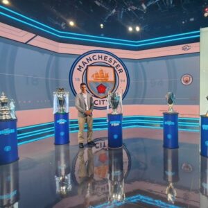 Paulo Andrade Instagram - Dia de receber no estúdio do Sportscenter, da ESPN Brasil, as 5 taças conquistadas pelo Man City na temporada passada. Todas originais, não são réplicas Tão verdadeiras como a marca desse clube que se organizou, investiu e se preparou para ficar na história do futebol mundial, nos últimos anos. 

Uma honra poder narrar boa parte desses anos de ascensão dos Citizens.

Por ordem: FA Cup, Premier League, Champions League, Supercopa UEFA e Mundial.

Muito bem acompanhado por @elanoblumer (ídolo dessa era vitoriosa do City), e @marramario.