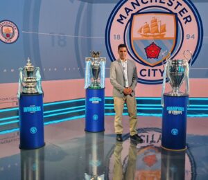 Paulo Andrade Instagram - Dia de receber no estúdio do Sportscenter, da ESPN Brasil, as 5 taças conquistadas pelo Man City na temporada passada. Todas originais, não são réplicas Tão verdadeiras como a marca desse clube que se organizou, investiu e se preparou para ficar na história do futebol mundial, nos últimos anos. 

Uma honra poder narrar boa parte desses anos de ascensão dos Citizens.

Por ordem: FA Cup, Premier League, Champions League, Supercopa UEFA e Mundial.

Muito bem acompanhado por @elanoblumer (ídolo dessa era vitoriosa do City), e @marramario.