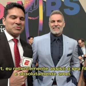 Paulo Antunes Instagram - Acabou a temporada da NFL mas o futebol americano não para. Recentemente, vi o filme American Underdog (Um Jogador de Sonho) que conta a incrível história de @kurt13warner . Recomendo. 

Warner sofreu para receber uma oportunidade na NFL. Quando finalmente aconteceu, ele foi cortado dos Packers. Depois de trabalhar um tempo em um supermercado para pagar as contas, ele mostrou o seu talento na Arena Football League, chamando a atenção do St.Louis Rams. Aí veio a segunda oportunidade na NFL.

Depois de uma lesão sofrida pelo QB titular Trent Green, Warner entrou em campo e se tornou uma estrela, conduzindo os Rams ao Super Bowl em seu segundo ano na NFL em 1999. 

Depois de 3 aparições no Super Bowl e um título, Warner foi eleito para o Hall da Fama da NFL. Uma verdadeira história de cinema.

Tive o prazer de conversar com Kurt Warner no NFL Honors em Las Vegas sobre o filme.  Será que ele gostou também?

#NFL #kurtwarner #futebolamericano #filme