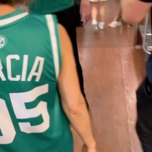 Paulo Antunes Instagram - Bill Walton faleceu nesta ultima segunda-feira aos 71 anos. Ele foi um dos maiores pivôs de todos os tempos e peça fundamental do título dos Celtics em 1986.

Tive o prazer de bater um papo de uns 5-7 minutos com ele no metrô de Boston logo depois do jogo 3 das Finais de 2022. Falávamos sobre o roubo do Larry Bird vs Detroit em 1987 enquanto uma equipe da NBA filmava Bill interagindo comigo e mais uma pessoa. 

Walton sempre foi uma figura muito especial. Como comentarista, ele falava o que sentia, sem medo, muitas vezes com colocações polêmicas. 

Em quadra, era um jogador dominante… antes de sofrer com “N” lesões. Em 1977, Walton  ajudou o Portland Trailblazers a vencer o seu único título. 

Fora de quadra, ele tinha o carisma e personalidade que traziam uma química  muito importante pra qualquer vestiário. Quer dizer, o cara conseguiu levar o time inteiro dos Celtics para um show do Grateful Dead!

A NBA perdeu uma lenda hoje. #BillWalton #NBA #nbabrasil