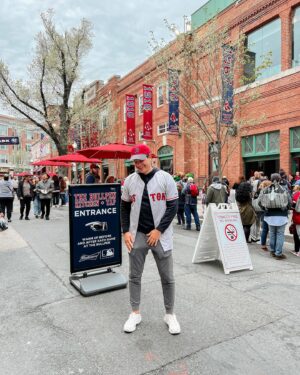 Paulo Antunes Instagram - Dia muito especial ontem no Fenway Park. Primeiro que o time mais vencedor do século venceu mais um jogo. 

Segundo que a Juliana adorou o estádio mais charmoso do mundo e a experiência de curtir um jogo em Boston (ela que me pediu pra ir). Hehe.

Cantamos Sweet Caroline, tomamos uma cervejinha e os Red Sox amassaram os Giants. Noite perfeita. #redsox #mlb #sweetcaroline #baseball