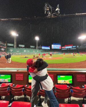 Paulo Antunes Instagram - Dia muito especial ontem no Fenway Park. Primeiro que o time mais vencedor do século venceu mais um jogo. 

Segundo que a Juliana adorou o estádio mais charmoso do mundo e a experiência de curtir um jogo em Boston (ela que me pediu pra ir). Hehe.

Cantamos Sweet Caroline, tomamos uma cervejinha e os Red Sox amassaram os Giants. Noite perfeita. #redsox #mlb #sweetcaroline #baseball