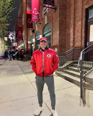 Paulo Antunes Instagram - Dia muito especial ontem no Fenway Park. Primeiro que o time mais vencedor do século venceu mais um jogo. 

Segundo que a Juliana adorou o estádio mais charmoso do mundo e a experiência de curtir um jogo em Boston (ela que me pediu pra ir). Hehe.

Cantamos Sweet Caroline, tomamos uma cervejinha e os Red Sox amassaram os Giants. Noite perfeita. #redsox #mlb #sweetcaroline #baseball