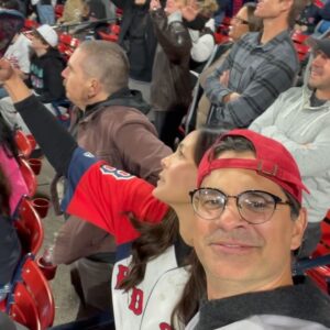 Paulo Antunes Instagram - Dia muito especial ontem no Fenway Park. Primeiro que o time mais vencedor do século venceu mais um jogo. 

Segundo que a Juliana adorou o estádio mais charmoso do mundo e a experiência de curtir um jogo em Boston (ela que me pediu pra ir). Hehe.

Cantamos Sweet Caroline, tomamos uma cervejinha e os Red Sox amassaram os Giants. Noite perfeita. #redsox #mlb #sweetcaroline #baseball