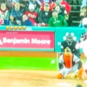 Paulo Antunes Instagram - Dia muito especial ontem no Fenway Park. Primeiro que o time mais vencedor do século venceu mais um jogo. 

Segundo que a Juliana adorou o estádio mais charmoso do mundo e a experiência de curtir um jogo em Boston (ela que me pediu pra ir). Hehe.

Cantamos Sweet Caroline, tomamos uma cervejinha e os Red Sox amassaram os Giants. Noite perfeita. #redsox #mlb #sweetcaroline #baseball