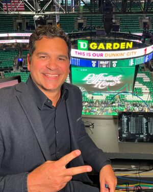 Paulo Antunes Instagram - TD Garden! Estamos aqui com a @nbabrasil #Celtics #Mavericks #nbafinals #finaisnba Quem ganha?