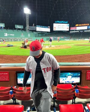 Paulo Antunes Instagram - Dia muito especial ontem no Fenway Park. Primeiro que o time mais vencedor do século venceu mais um jogo. 

Segundo que a Juliana adorou o estádio mais charmoso do mundo e a experiência de curtir um jogo em Boston (ela que me pediu pra ir). Hehe.

Cantamos Sweet Caroline, tomamos uma cervejinha e os Red Sox amassaram os Giants. Noite perfeita. #redsox #mlb #sweetcaroline #baseball