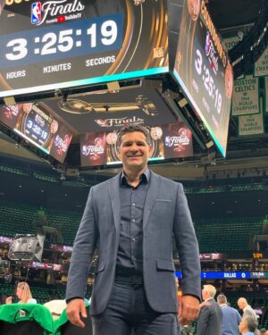 Paulo Antunes Instagram - TD Garden! Estamos aqui com a @nbabrasil #Celtics #Mavericks #nbafinals #finaisnba Quem ganha?