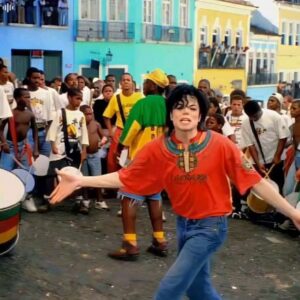 Paulo Costa Lima Instagram - MJ com o Olodum... cenas lindas, visibilidade mundial... Duas potências que se encontram. O que achou do resultado musical?

Posted @withregram • @artgaleryx