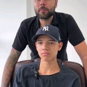 Paulo Costa Lima Instagram - Não é música, mas é arte; a arte do amor solidário... (obrigado @reinofy pela dica da legenda)

Posted @withregram • @art_dailydose Heart warming transformation ❤️ We need more heroes like this barber 💈✂️

Barber: @franciscoprotesecapilar