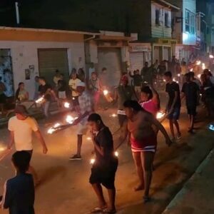 Paulo Costa Lima Instagram - Pra quem não sabe - a Independência do Brasil não foi apenas o Grito do Ipiranga, teve guerra e a Bahia foi um dos lugares de luta e de vitória... Vencemos em 2 de Julho de 1823! 

A maravilhosa Revista Assum Preto postou esse video da Levada da Cabocla na cidade de Saubara, Recôncavo baiano. A Cabocla e o Caboclo são os símbolos maiores dessa luta! Agradecemos e recomendamos que sigam!

Via @revistaassumpreto

 “A levada da Cabocla. Em Saubara na noite de 1 de julho a comunidade se reune para a Levada da Cabocla, que sai do Panteão no bairro da Rocinha até o bairro do Lavador um percurso de mais ou menos 0,9 km.

A Cabocla traz consigo essa representatividade do povo da terra os originários  e também daqueles que extraídos de suas terras vieram derramar suor e sangue nas terras do além mar. O  reconhecimento ofertado pelo povo de hoje é em forma de cortejo exibindo a Cabocla para que ninguém nunca se esqueça de que houve lutas e quem lutou de verdade tem cor.

As luzes que “alumiam” o caminho da Cabocla são tochas que aparecem como olhos que tudo vêem, que além de expor o caminho a ser seguido também representam um grande espírito que protege e guarda esse lugar. 

A Cabocla tem o poder de reunir as pessoas que por um instante deixam de lado as suas amarras e celebram o seu existir.
Nossa gente, nossa cultura.”

Vídeo e texto repostado na integra de  @rosildorosario .

#revistaassumpreto #cabocla #saubarabahia #saubara #festadacabocla #independeciadobrasil #independenciadobrasilnabahia