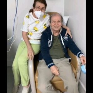 Paulo Costa Lima Instagram - Muitos agradecimentos!!! A toda a equipe da UTI Cardiológica do Hospital Aliança, e aos médicos Eduardo Novaes de Carvalho e Adriano Dourado que me orientaram nesse processo.
Aos meus guias de toda vida, os médicos e gurus: Edmundo Câmara (amigo-irmão), Paulo Boente (amigo-irmão) e João Lima (irmão-amigo).
A todos vocês que me acompanham e comentam com toda generosidade possível aquilo que vou postando!
A foto no teclado é de @paula_froes
E a caricatura foi presente de @juniorlopex
@mauriciolimaelima 
@claudiolimaelima 
@ana.nimrichter