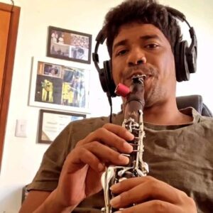 Paulo Costa Lima Instagram - Uma aula de tudo do querido Ivan Sacerdote...

Recebido do não menos querido @joeliosantos78

Posted @withregram • @ivansacerdote Eis a polêmica:
Sabe porque muitos clarinetistas brasileiros só tocam música erudita?
A resposta é simples: porque é mais fácil! 
Encarar a improvisação ninguém quer. Dizem que é outra maneira de tocar o clarinete. Tudo mentira. É o mesmo instrumento, palheta e boquilha. Chegou a hora de sairmos das amarras européias e criarmos uma maneira única de tocar. Somos respeitados no mundo não pela maneira como tocamos Mozart, mas sim por conta de Pixinguinha estar tão próximo a ele. Aí vai um pouco de Mozart com Choro e traços de jazz.
#clarinet 
#clarinete 
#mozartkv622 
#gmajor