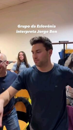 Paulo Costa Lima Instagram - A força de Jorge Ben... direto da Eslovênia

obrigado a @evelin.buchegger por me enviar

@acervojorgeben O Perpetuum Jazzile é um coral e grupo musical da Eslovênia

Nessa performance, eles cantam “Mas Que Nada” de Jorge Ben

A música simplesmente não tem fronteiras