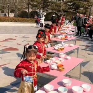 Paulo Costa Lima Instagram - Bravissimi!

Via  @mychinatrip Music of chopsticks and porcelain bowls. Please turn on the sound.