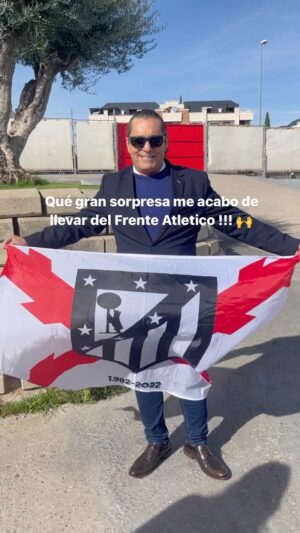 Paulo Futre Instagram - Muito obrigado a los capitanes de la afición @fa82oficial 👏👏👏 Solo diré una palabra: ¡ORGULLO! #AupaAtleti #AtleticoDeMadrid #FrenteAtletico #FA82