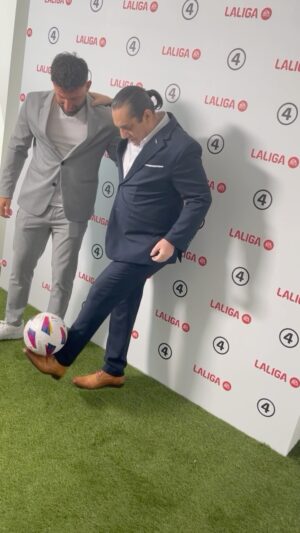 Paulo Futre Instagram - Easy my friends 👌 @metecankanbur 👌 @laliga 👌 @433 👌 #LaLiga #Footballtricks #433 #Futre