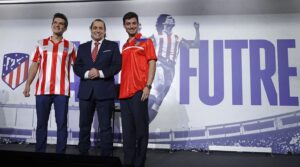 Paulo Futre Instagram - Paulo @Futre posó junto a sus hijos con ellos ataviados con dos de las camisetas que defendió su padre: la rojiblanca del curso 87/88 y la roja de la segunda equipación de la temporada 91/92, con la cual además marcó dos goles en San Mamés en el camino hacia el título copero de 1992.