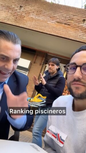 Paulo Futre Instagram - ¿Cuál es vuestro top 3 de piscineros? 🤔 Me ha encantado debatir sobre natación sincronizada con los grandísimos @galdervaras y @f.morientes9 🏊‍♂️ ¡Muchas gracias a los amigos de @futbolmahou por juntarnos! 👏👏👏 

#FutbolMahou #GalderVaras #Morientes #Futre #AupaAtleti #AtleticoDeMadrid #Piscinazo #MichaelPhelps #🏊‍♂️