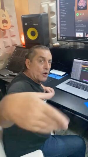 Paulo Futre Instagram - Me ha encantado visitar el estudio del genio @nauleone 🔝🎶 Amigos no se pierdan su temazo “Nº 1 Cambio” 👌 Lo tienen disponible en Spotify. #NauLeone #Electronica #ElectronicMusic #Dance #Synth