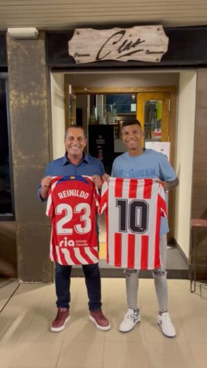 Paulo Futre Instagram - Me encantó cenar anoche con el gran @reinildoo17official ❤️🇲🇿 Rey de la humildad, un auténtico campeón 👏👏👏 Luego subiré otro video comentando una jugada suya que es una verdadera obra de arte defensiva 🎨

Por supuesto fuimos a @ristoranteciao en Las Rozas que ya sabéis que es mi preferido desde hace más de 20 años 🇮🇹🔝🍽

#ReyDeLaHumildad #Reinildo #ReinildoMandava #AtleticoDeMadrid #AupaAtleti #🇲🇿