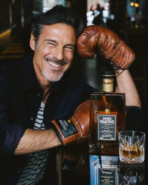 Paulo Pires Instagram - Hoje celebro o Dia Mundial do Whisky com o meu whisky preferido - James Martin’s 32 YO. Para marcar esta ocasião especial, deixo aqui uma curiosidade: James Martin era um pugilista escocês de Edimburgo, cuja experiência no ringue moldou a sua determinação e a sua busca incessante pela excelência. Ele acreditava firmemente que para conseguir um whisky de malte suave de qualidade, o whisky tinha de envelhecer por pelo menos 10 anos. Um brinde à sua visão e ao delicioso sabor de James Martin’s!

#whiskyjamesmartins #diamundialdowhisky #pub