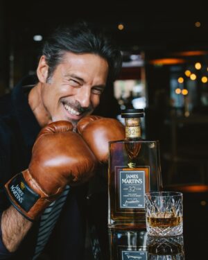 Paulo Pires Instagram - Hoje celebro o Dia Mundial do Whisky com o meu whisky preferido - James Martin’s 32 YO. Para marcar esta ocasião especial, deixo aqui uma curiosidade: James Martin era um pugilista escocês de Edimburgo, cuja experiência no ringue moldou a sua determinação e a sua busca incessante pela excelência. Ele acreditava firmemente que para conseguir um whisky de malte suave de qualidade, o whisky tinha de envelhecer por pelo menos 10 anos. Um brinde à sua visão e ao delicioso sabor de James Martin’s!

#whiskyjamesmartins #diamundialdowhisky #pub