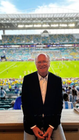 Paulo Roberto Falcão Instagram - Um domingo perfeito para quem gosta de esportes. Afinal, não é todo dia que se pode ver uma final de Wimbledon, de Eurocopa e para finalizar, da Copa América. 

Argentina ou Colômbia, quem vai vencer esse embate? Estou aqui em Miami, para ver ao vivo essa grande partida!
.
Un’ottima domenica per gli appassionati di sport. Dopotutto, non capita tutti i giorni di poter vedere una finale di Wimbledon, dell’Eurocup e, per finire, della Copa America.

Argentina o Colombia, chi vincerà questa sfida? Sono qui a Miami per vedere dal vivo questa grande partita!