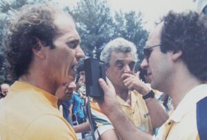 Paulo Roberto Falcão Instagram - Uma parte da Copa que às vezes passa despercebida é a importância dos profissionais da imprensa em todo esse processo. Eles também viajam para longe de suas casas, de suas famílias, movidos pela paixão pelo esporte. 

Os jornalistas são a ponte entre os torcedores e a Seleção, trazendo informações dos bastidores para que possamos aproveitar ao máximo esse grande espetáculo que é o futebol. 

///

Una parte della Coppa del Mondo che a volte passa inosservata è l'importanza dei professionisti dei media in tutto questo processo. Viaggiano anche lontano dalle loro case, dalle loro famiglie, spinti dalla passione per lo sport.

I giornalisti sono il ponte tra i tifosi e la nazionale, portando informazioni dietro le quinte per poter sfruttare al meglio questo grande spettacolo che è il calcio.
