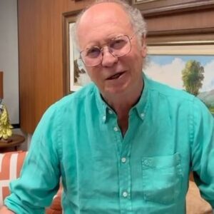 Paulo Roberto Falcão Instagram - Muitos foram bons. Alguns foram diferenciados. Poucos foram craques. Raros foram gênios. Só tu foste Rei.

Hoje a bola fica órfã. E nós, apaixonados, seremos eternamente gratos pelas maravilhas que fizeste com ela, tua súdita mais fiel.

Obrigado, Pelé! Sem ti, o futebol jamais seria o que é.