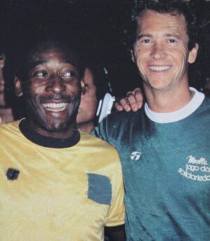 Paulo Roberto Falcão Instagram - Ser atleta profissional é estar constantemente sob um grande holofote. Somos usados como exemplo por milhares de fãs e precisamos usar esse poder de influência com responsabilidade. Um grande exemplo disso foi em 1983, quando grandes jogadores de todo o Brasil se reuniram em um amistoso em prol das vítimas de uma grande enchente no Rio de Janeiro. Foi uma comoção tão grande que até o @pele interrompeu sua aposentadoria para aquela partida.
///
Essere un atleta professionista è essere costantemente sotto i riflettori. Siamo usati come esempio da migliaia di fan e dobbiamo usare questo potere di influenza in modo responsabile. Un grande esempio di questo è stato nel 1983, quando grandi giocatori provenienti da tutto il Brasile si riunirono in un'amichevole per le vittime di una grande alluvione a Rio de Janeiro. È stato un tale trambusto che anche @pele ha interrotto il suo ritiro per quella  partita.