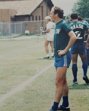 Paulo Roberto Falcão Instagram - Não é apenas quando está jogando que o jogador precisa ficar atento ao que acontece em campo. É preciso acompanhar o jogo dos colegas, identificar as falhas dos adversários e também do próprio time, para poder usar esses conhecimentos a seu favor quando entrar em campo.
///
Non è solo quando gioca che il giocatore deve essere consapevole di ciò che sta accadendo sul campo. È necessario seguire il gioco dei colleghi, identificare i difetti degli avversari e anche della squadra stessa, in modo da utilizzare queste conoscenze a proprio favore quando si entra in campo.