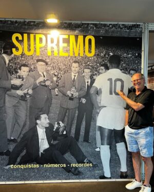 Paulo Roberto Falcão Instagram - Esses dias aproveitei para visitar o Museu Pelé, aqui em Santos. É impressionante ver tudo o que Pelé fez para a história, não só do futebol, mas do Brasil e do esporte como um todo.
///
In questi giorni ho colto l'occasione per visitare il Museo Pelé, qui a Santos. È impressionante vedere tutto ciò che Pelé ha fatto per la storia, non solo nel calcio, ma in Brasile e nello sport in generale.