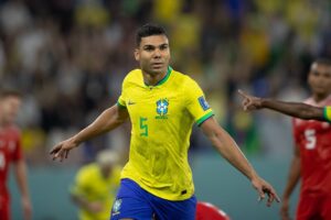 Paulo Roberto Falcão Instagram - Uma vitória histórica para garantir a classificação com uma rodada de antecedência. Parabéns, @cbf_futebol! O nosso esporte é assim mesmo. Quando  a defesa se fecha, precisamos continuar pressionando até o fim. E quando os zagueiros se concentram nos atacantes, o volante tem que pisar na área para quebrar a marcação. Que belo gol @casemiro! 

O caminho ainda é longo, e as partidas serão cada vez mais difíceis, mas a cada jogo fico mais confiante. Vamos, Brasil!

///

Una vittoria storica per assicurare la qualificazione con un turno d'anticipo. Congratulazioni @cbf_futebol! Il nostro sport è così. Quando la difesa si chiude, dobbiamo continuare a premere fino alla fine. E quando i difensori si concentrano sugli attaccanti, il centrocampista difensivo deve entrare in area per rompere la marcatura. Che bel gol @casemiro!

Il percorso è ancora lungo e le partite saranno sempre più difficili, ma partita dopo partita ho più fiducia. Forza Brasile!