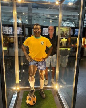 Paulo Roberto Falcão Instagram - Esses dias aproveitei para visitar o Museu Pelé, aqui em Santos. É impressionante ver tudo o que Pelé fez para a história, não só do futebol, mas do Brasil e do esporte como um todo.
///
In questi giorni ho colto l'occasione per visitare il Museo Pelé, qui a Santos. È impressionante vedere tutto ciò che Pelé ha fatto per la storia, non solo nel calcio, ma in Brasile e nello sport in generale.